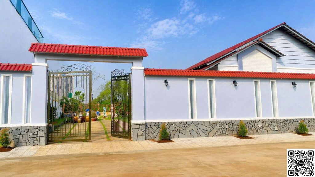 Bán biệt thự ven sông Giồng Ông Tố 24,5x39m, giá 130 tỷ 3 Cổng ngoài biệt thự sân vườn ven sông Giồng Ông Tố