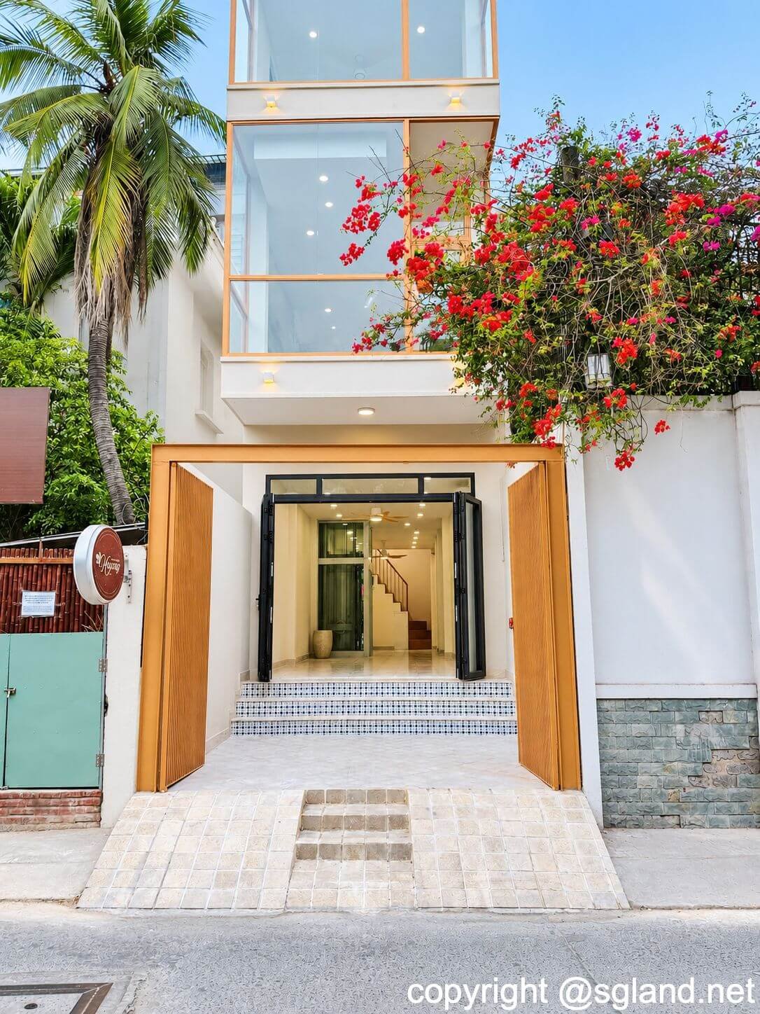 Bán nhà phố Thảo Điền 67,7 m², 6 phòng ngủ, giá 22,5 tỷ 43 Mặt tiền nhà phố Thảo Điền với cửa kính và ban công
