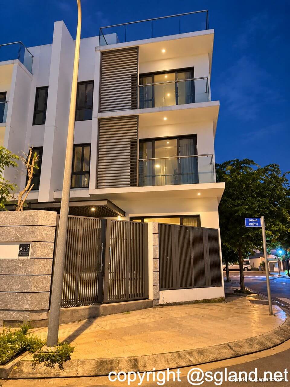 Bán nhà phố An Phú 149,4 m², 5 phòng ngủ, giá 41 tỷ 12 Mặt tiền nhà phố An Phú với ban công và cổng vào lúc trời tối