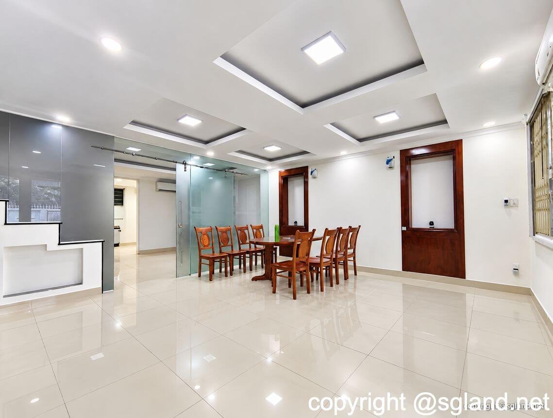 Cho thuê nhà An Phú 80 m², 5 phòng ngủ, 44 triệu/tháng 82 Khu bếp và bàn ăn với trần có đèn âm và ô lấy sáng